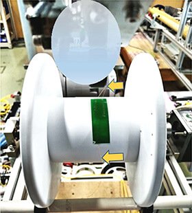 ボビン等立体面へのファイバー端・ケーブル端・糸端のテープによる自動貼り付け機